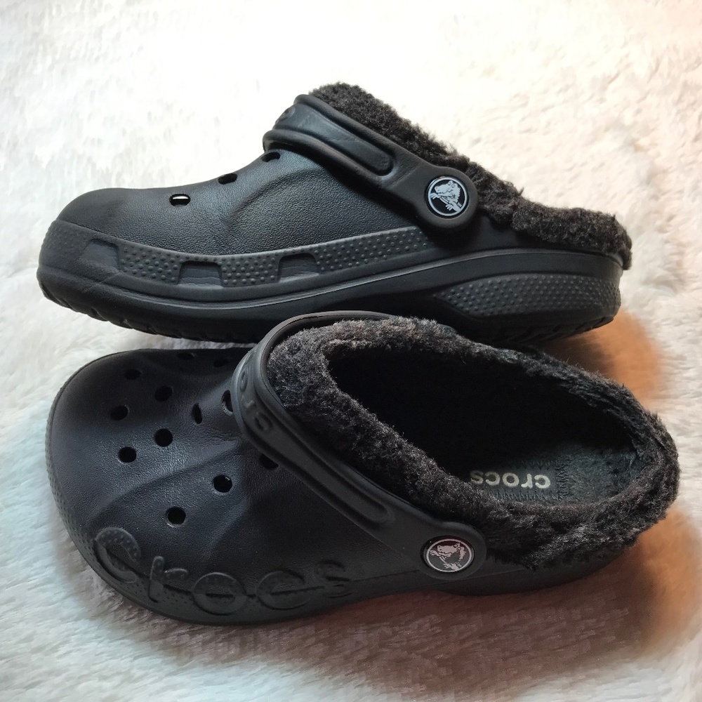 Crocs Kids Black Slip-On Faux Fur Lined Clogs Sz 3 Unisex boy or girl cleaned